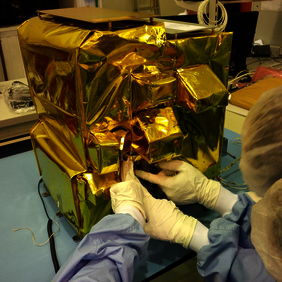 Финальная подготовка спектрометрического комплекса АЦС для установки на борт космического аппарата, команда разработчиков монтирует экр
